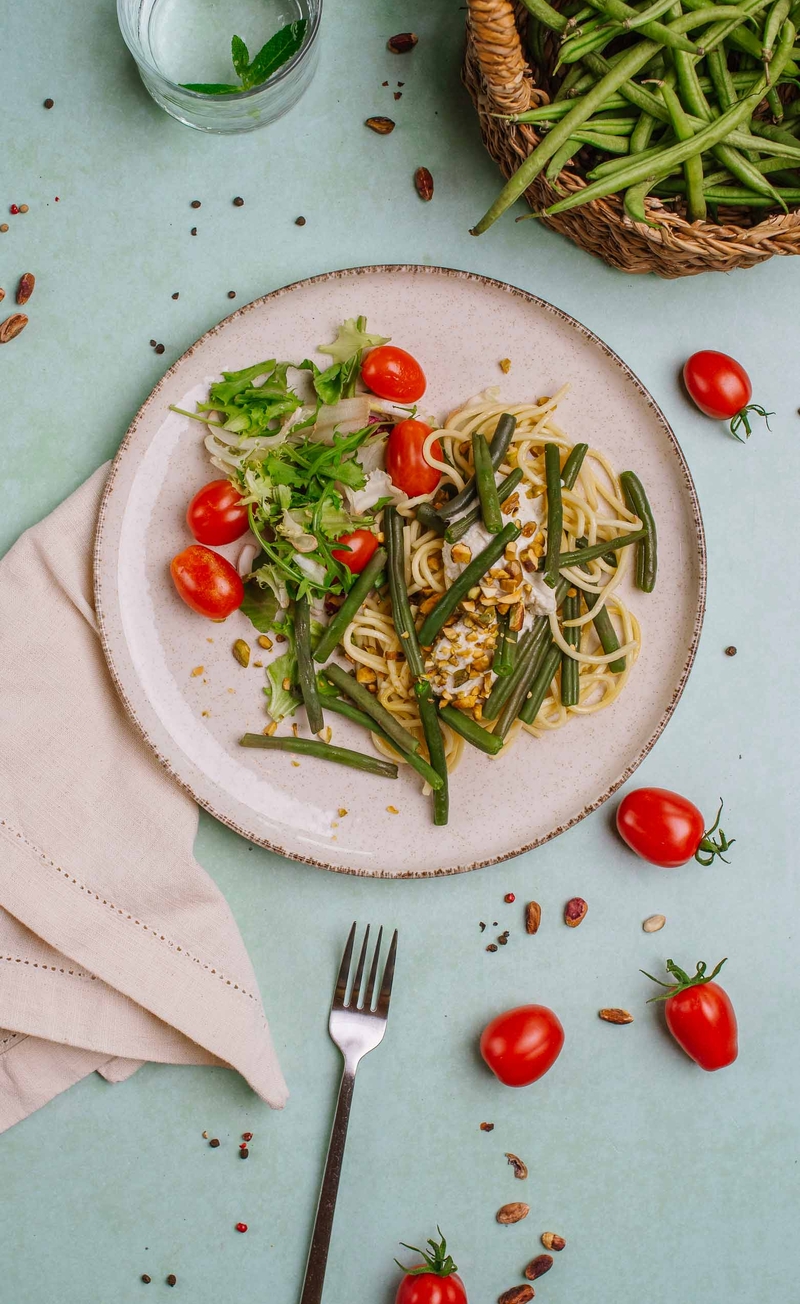Spaghetti alla chitarra z pistacjowym alfredo z ricottą, pistacjami i fasolką szparagową, świeże sałaty z pomidorami