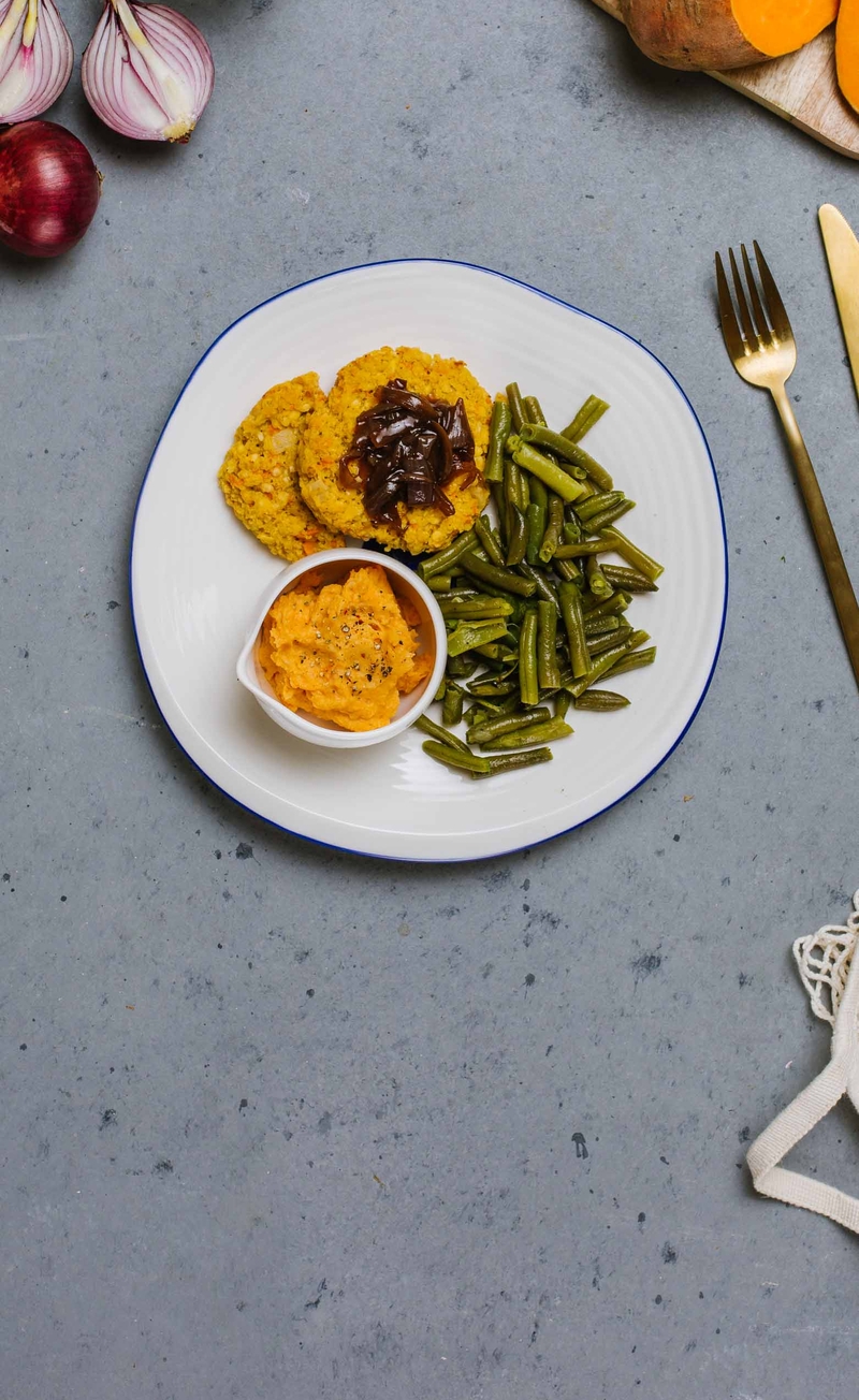Roślinne burgery z czerwonej soczewicy z chutneyem z czerwonej cebuli, orzechowe puree z batatów, blanszowana zielona fasolka szparagowa