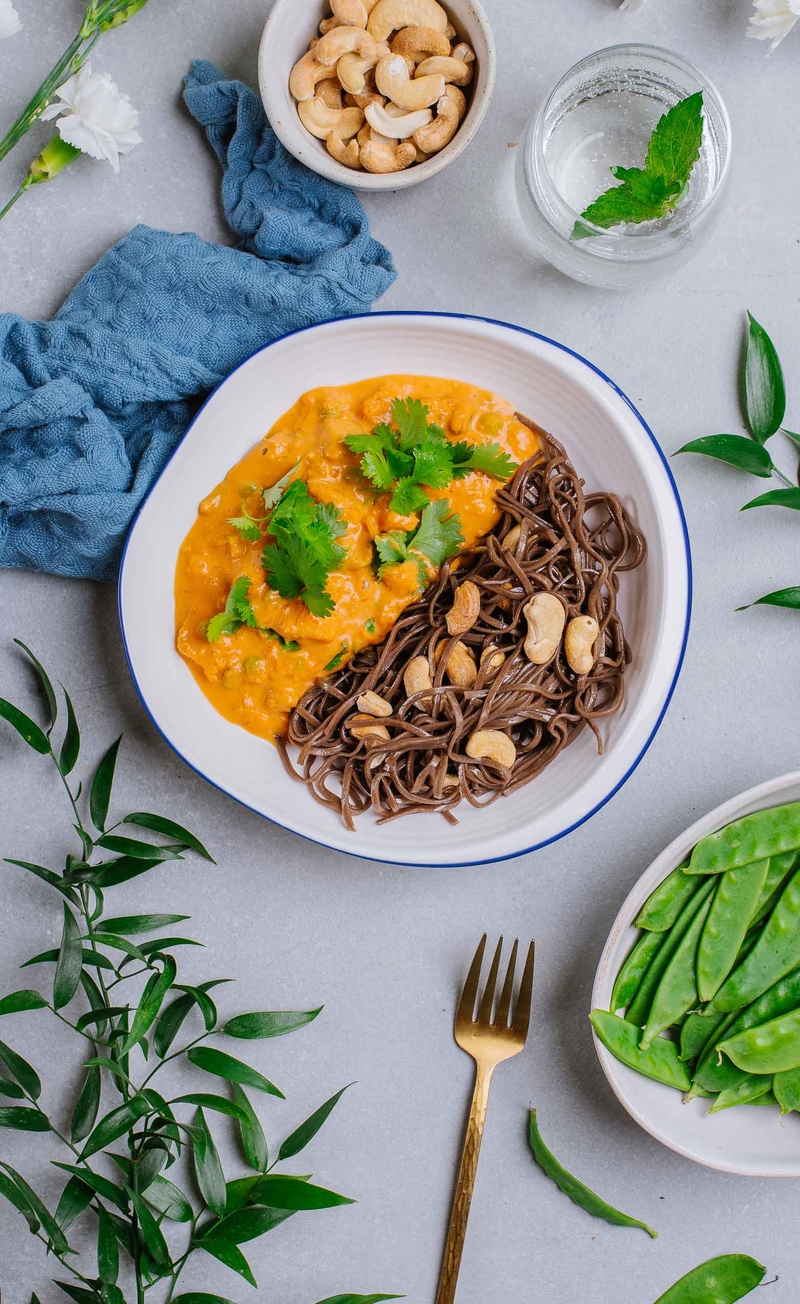 Curry z dynią, groszkiem cukrowym i orzechami nerkowca, makaron soba
