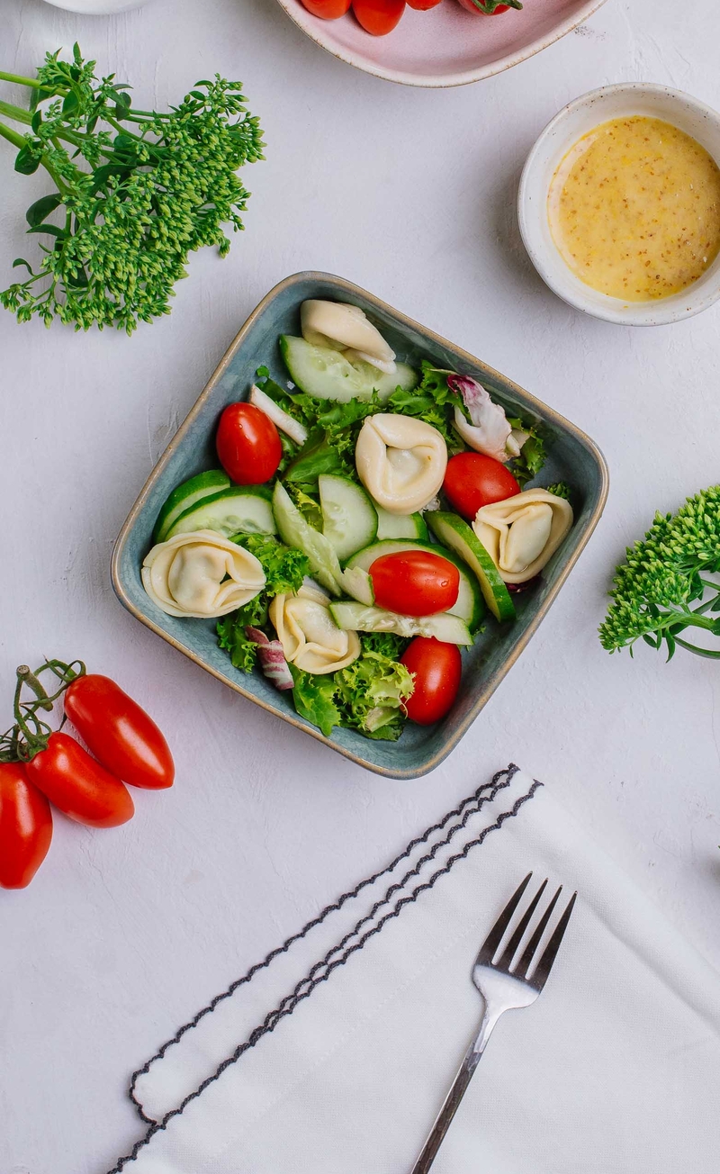 Sałatka z tortellini, pomidorkami daktylowymi i mixem sałat, sos winegret