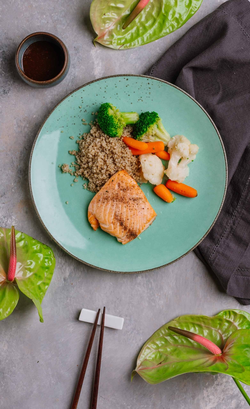 Łosoś w sosie teriyaki z prażonym sezamem, komosa ryżowa, warzywa na parze