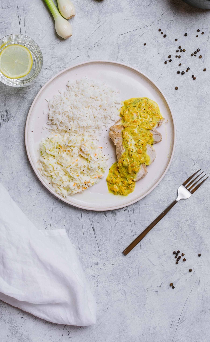 Kurczak w sosie marchewkowo-koperkowym, ryż basmati, surówka coleslaw