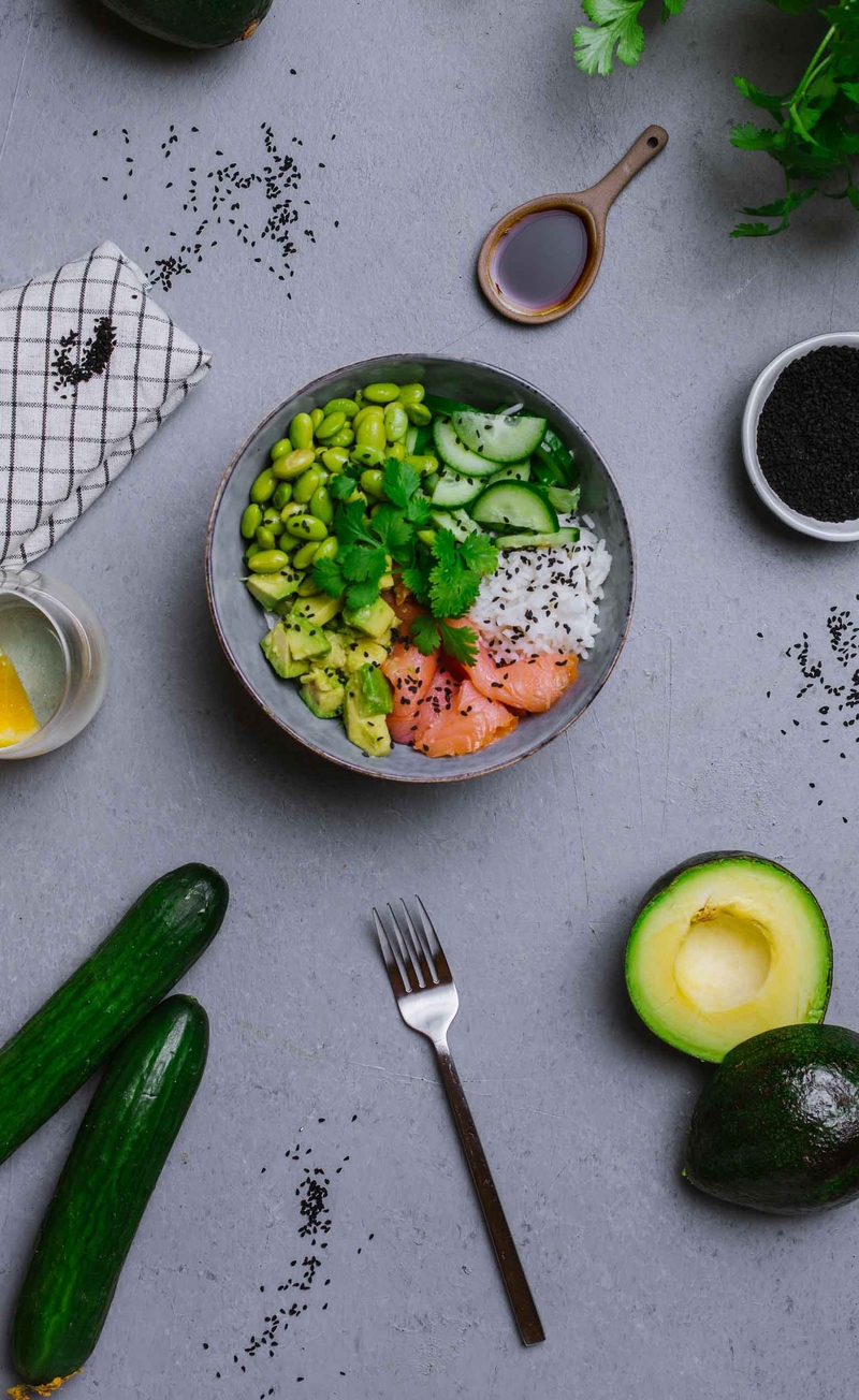 Poke bowl z aromatycznym ryżem, łososiem wędzonym, awokado, ogórkiem, edamame i sosem sojowym