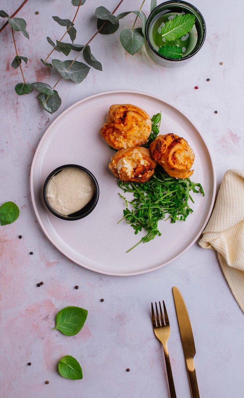 Pizza rolls z wegańskimi serami, sos czosnkowy