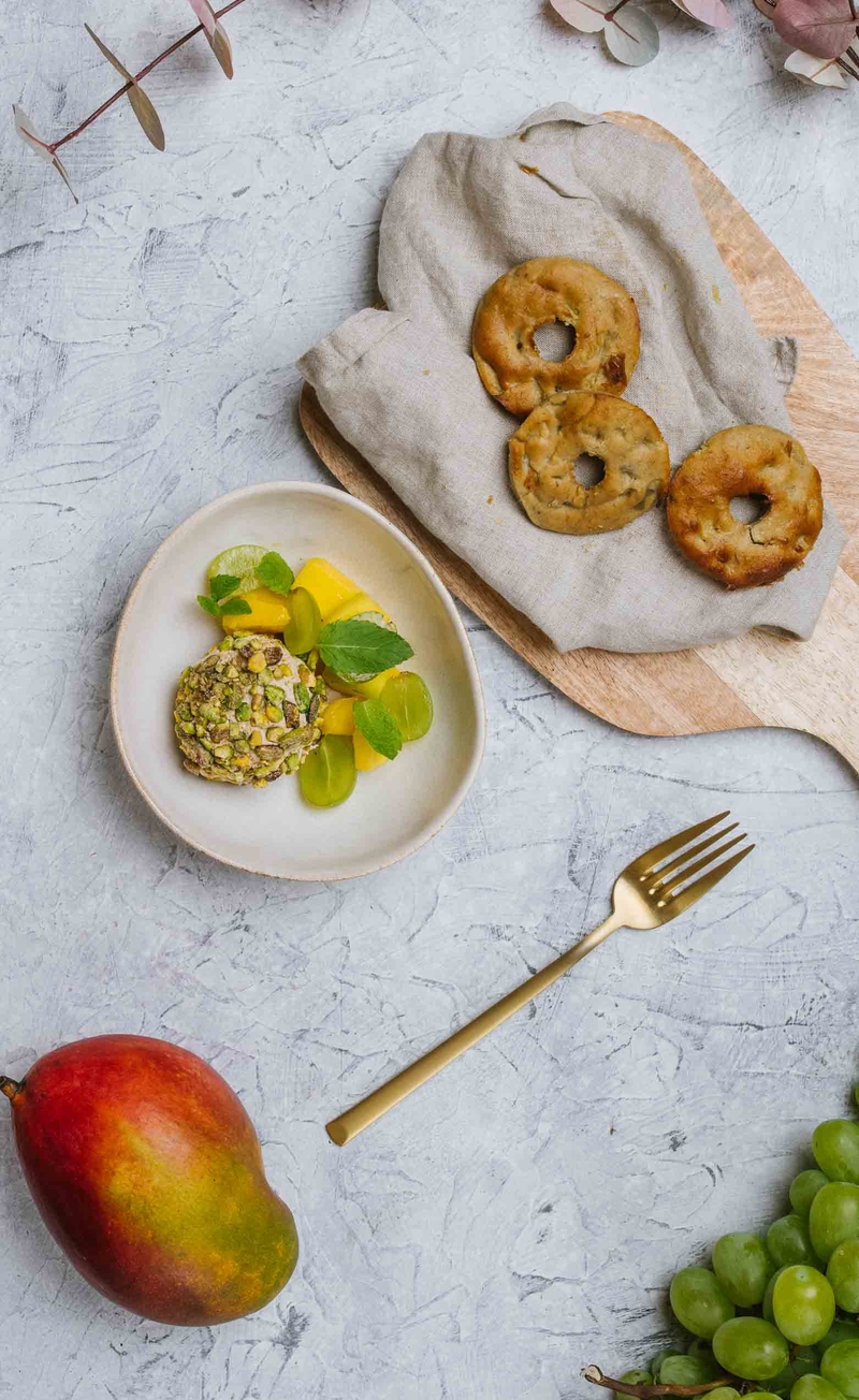 Jabłka w cieście, wegański serek z syropem daktylowym i prażoną pistacją, mango, winogrona