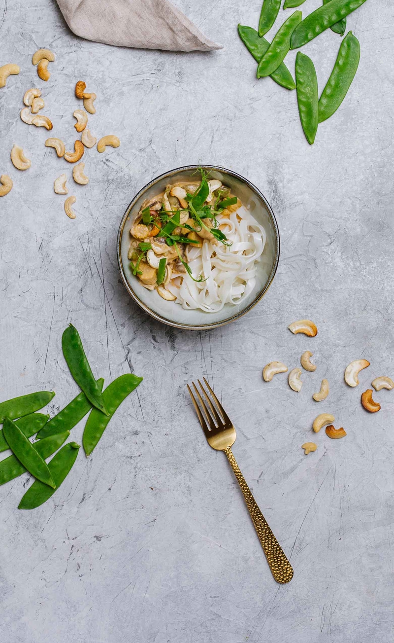Czerwone curry z groszkiem cukrowym, mini kukurydzą, pieczarkami i orzechami nerkowca, makaron ryżowy