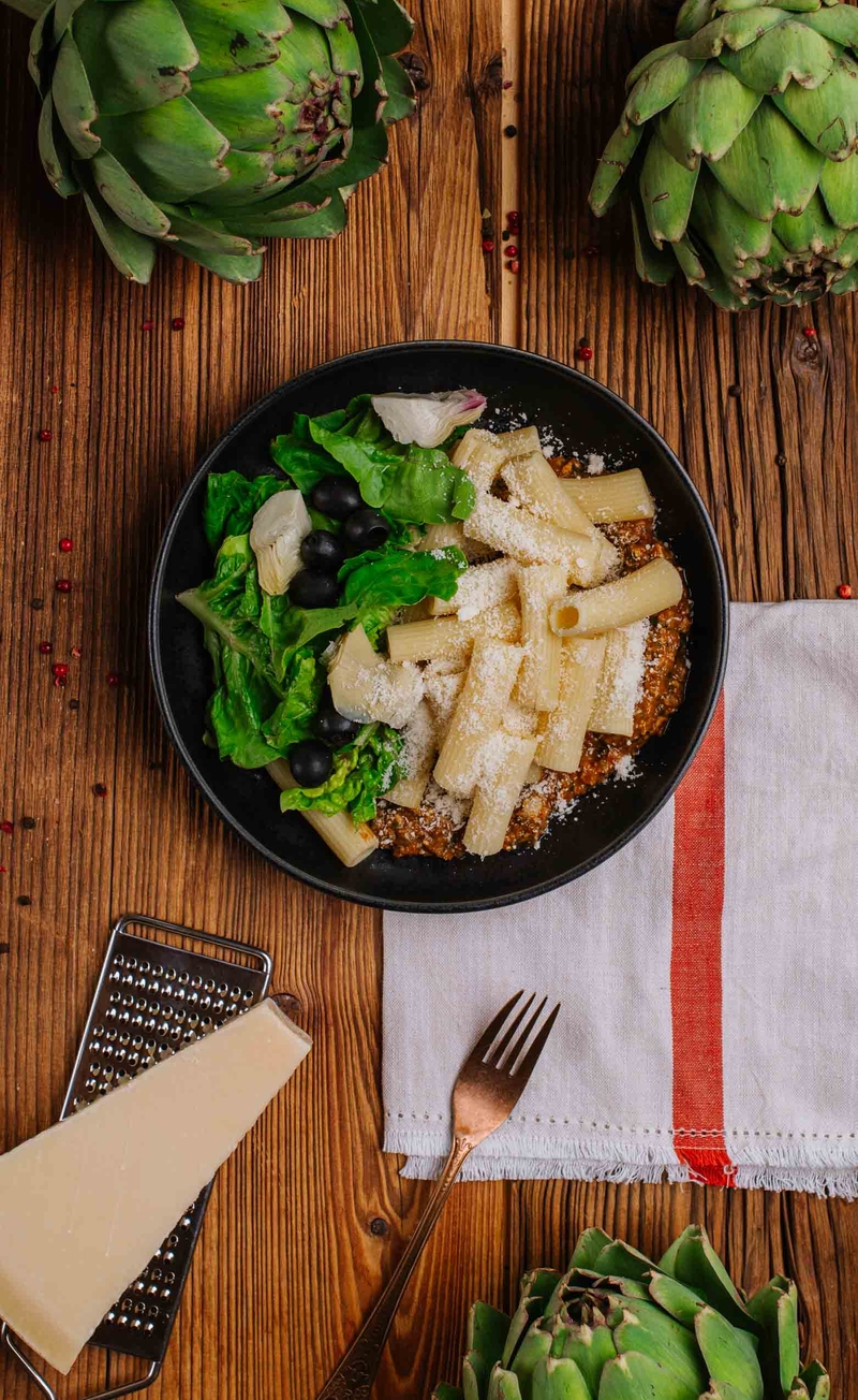 Rigatoni z pesto alla Siciliana, świeże sałaty z karczochem i oliwkami