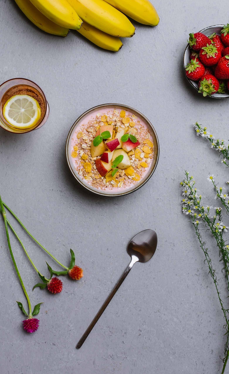 Muesli z jogurtem truskawkowo-bananowym, jabłko