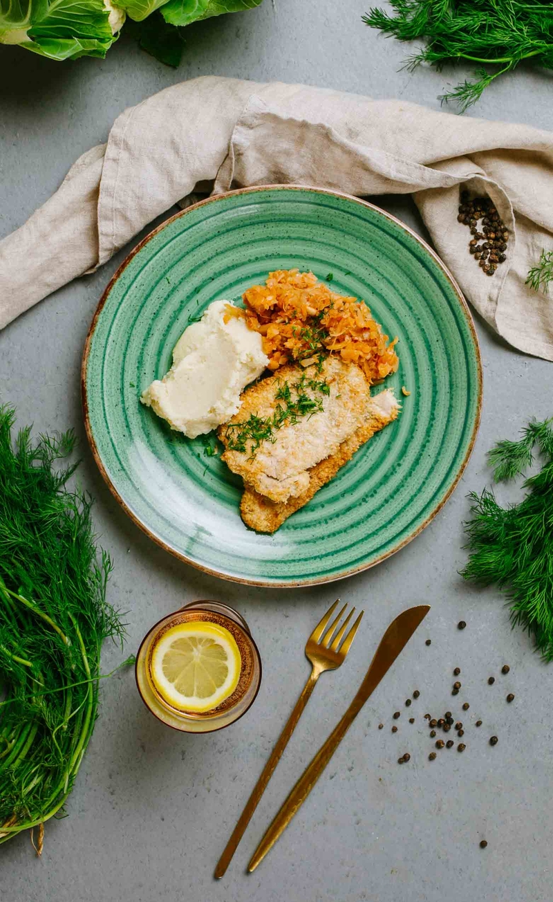 Keto kotlety schabowe w kokosowej panierce, puree kalafiorowe z masłem i koperkiem, duszona kapusta z boczkiem