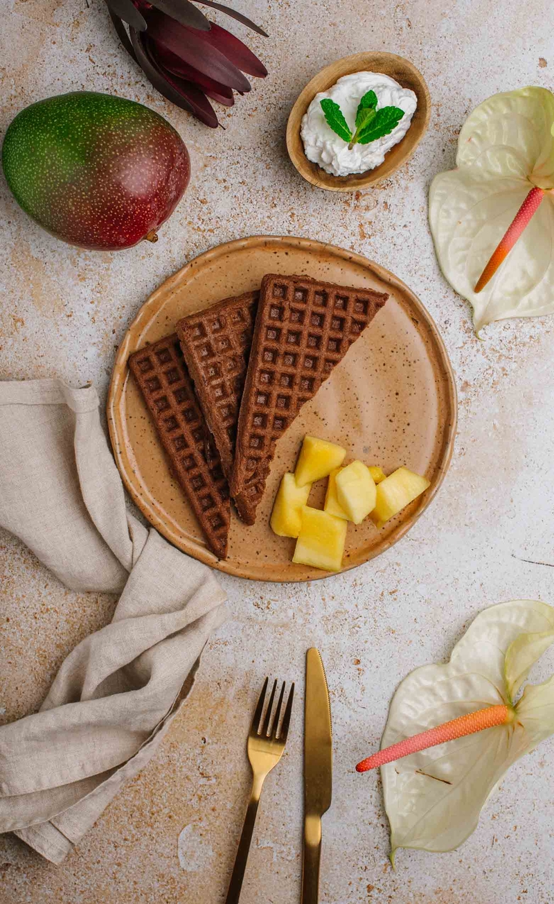 Gofry z kakao i mąką migdałową, krem z ubitej ricotty, mango