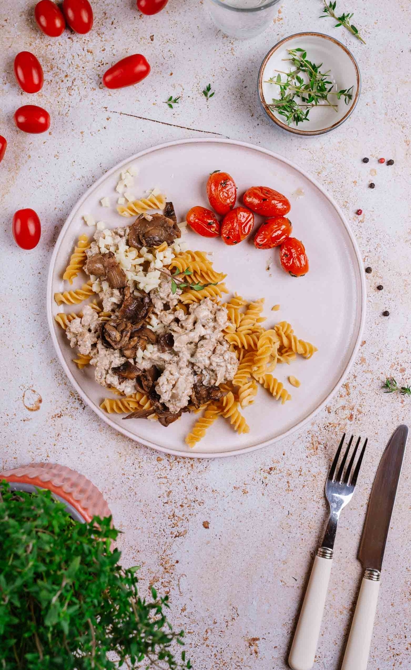 Makaron z ciecierzycy, białe ragu z wegańskim mięsem, pieczarkami i serem mozarella, pieczone pomidorki z tymiankiem