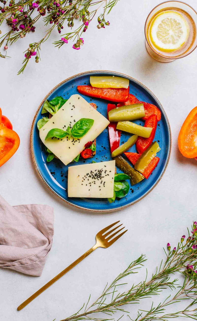 Kanapka pełnoziarnista z żurawiną, jalapeno i serem gouda, papryka, ogórek małosolny