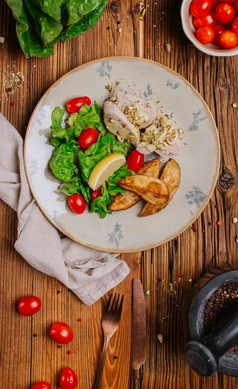 Involtini di carne al pistacchio - roladka wieprzowa z serkiem i pistacjami, kremowy sos pistacjowy, łódeczki ziemniaczane z rozmarynem, sałata z pomidorkami i cytryną
