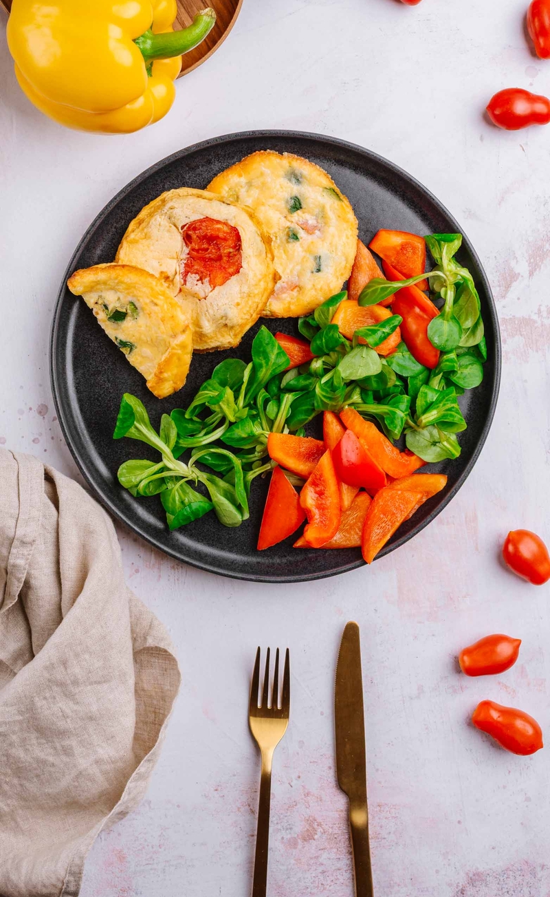 Zapiekany omlet z serkiem wiejskim ze cukinią, pomidorami i mozzarellą, świeże warzywa