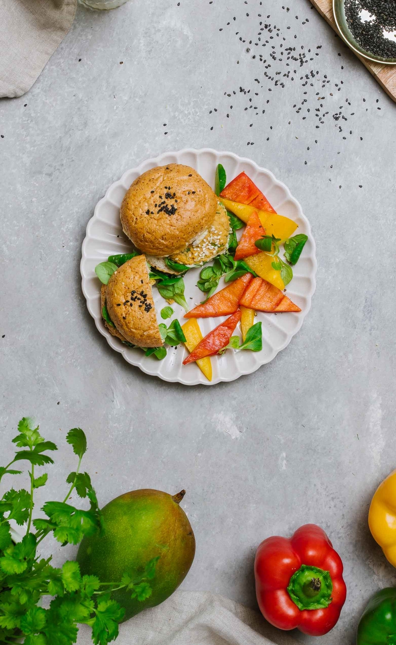 Falafel burger w grahamce z mangomayo i roszponką, papryka