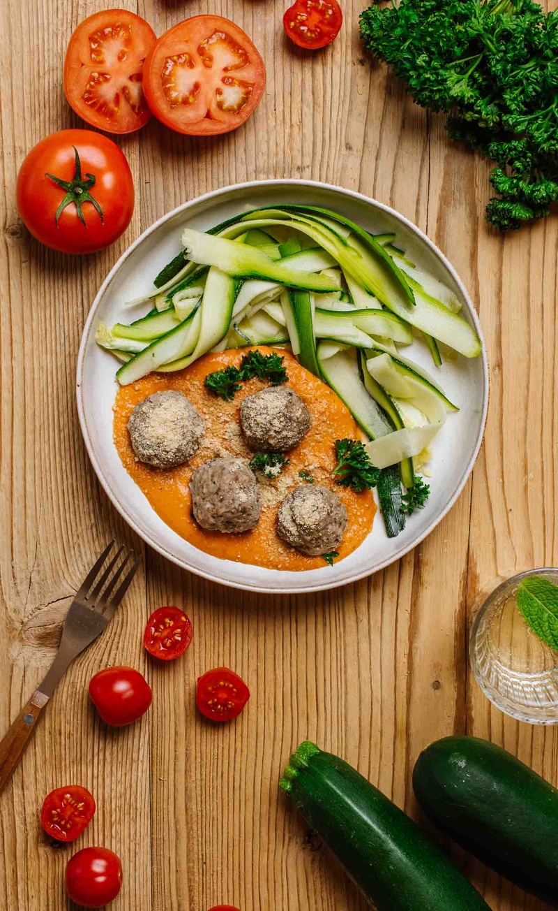 Keto marinara meatballs z parmezanem, cukiniowe tagliatelle