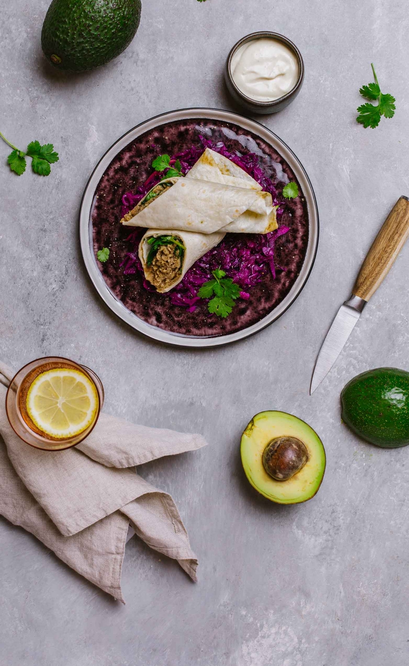 Burrito z seitanem w sosie teriyaki z awokado, surówka z czerwonej kapusty