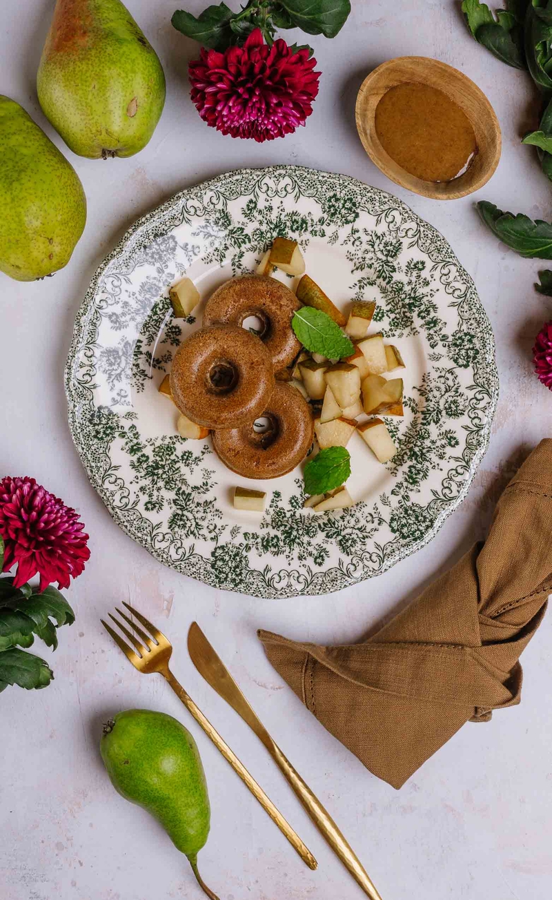 Pieczone wegańskie donuty z masłem orzechowym i solonym karmelem z daktyli, gruszka