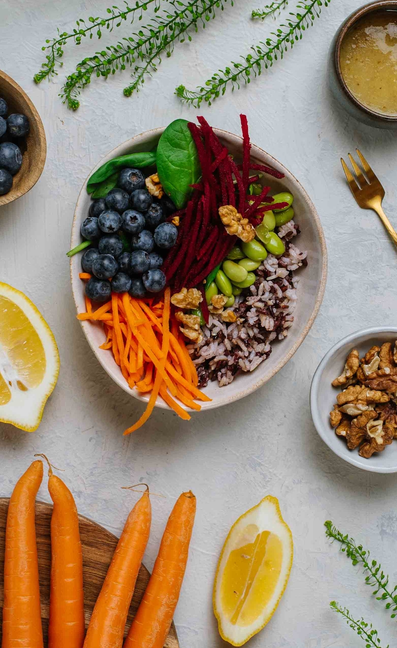BEAUTY_Glow bowl z borówkami, młodymi listkami szpinaku, marchewką i buraczkiem julienne, edamame, orzechami i mixem ryżu, sos cytrynowy