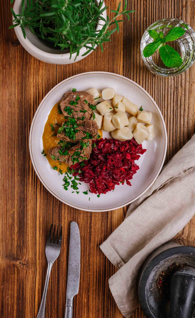Bitki wołowe w sosie własnym, kopytka ziemniaczane, buraczki zasmażane