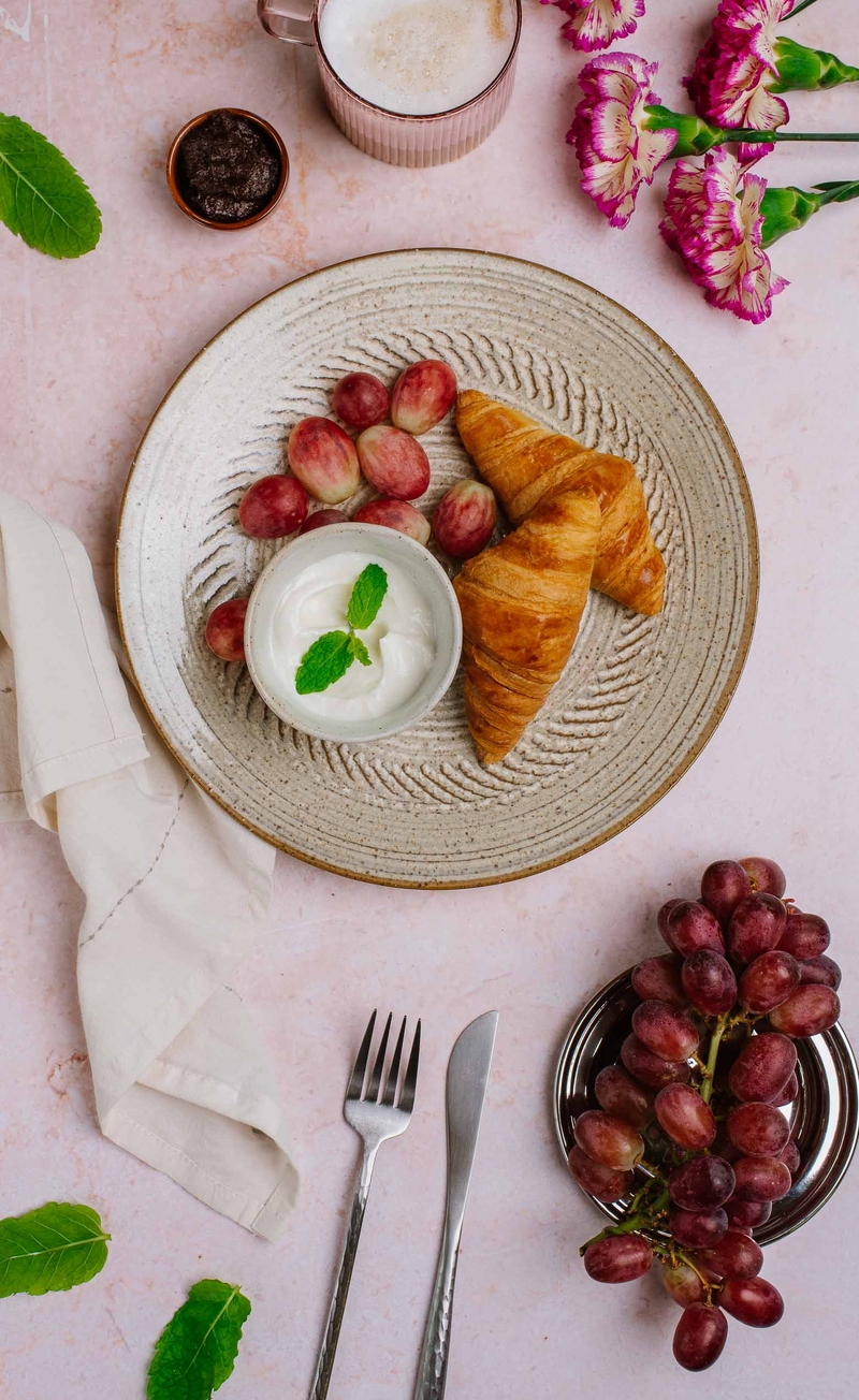 Francuskie śniadanie: mini croissanty, krem czekoladowo-orzechowy, serek waniliowy, winogrona