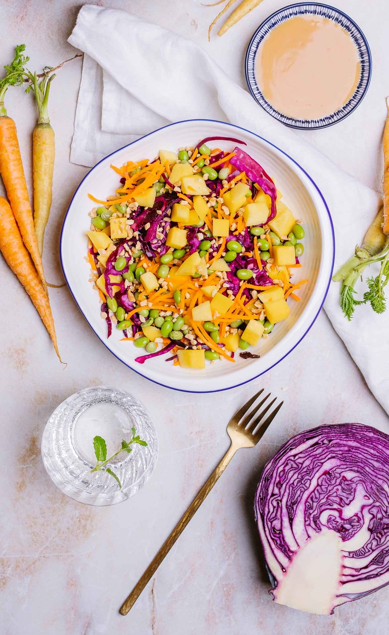 Sałatka z edamame, mango, czerwoną kapustą i prażonymi orzechami ziemnymi
