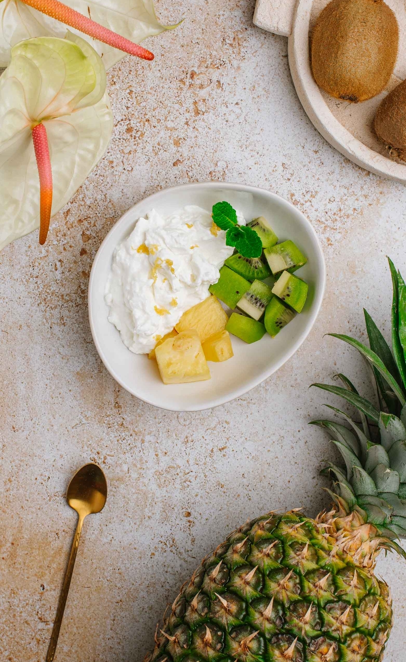 Jogurt grecki, ananas, kiwi