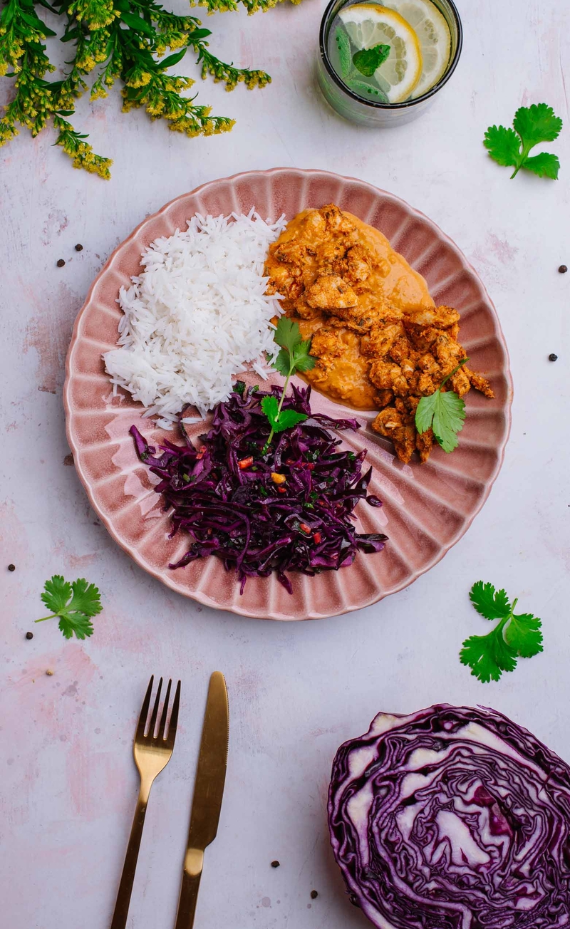 Butter chicken, ryż basmati, surówka z czerwonej kapusty