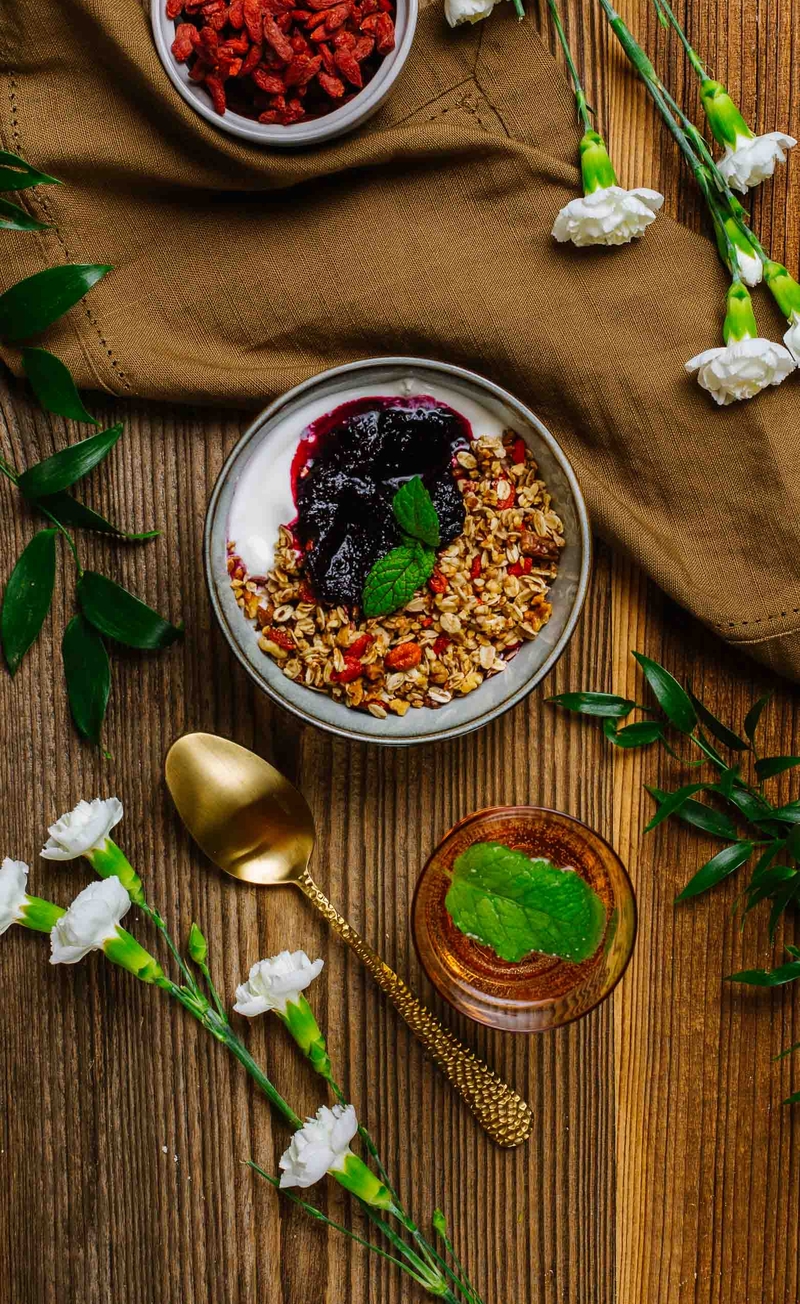 Chrupiąca granola z jagodami goji, jogurt grecki, mus jagodowy