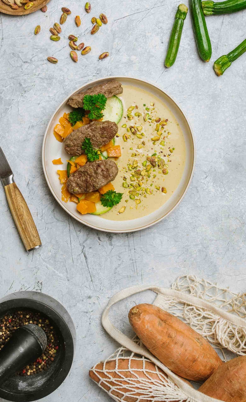 Wołowe kofty w sosie śmietankowo-pistacjowym, pieczone bataty, grillowana cukinia