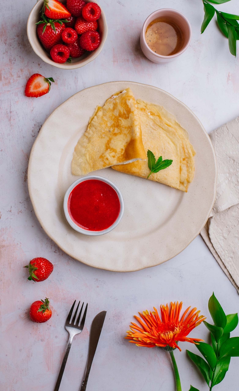 Keto naleśniki z serkiem śmietankowym, mus truskawkowo-malinowy