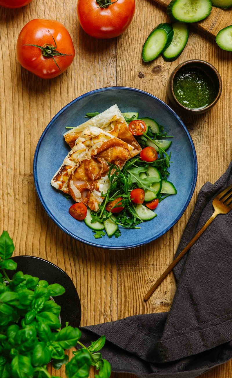 Flamm z ricottą, szynką parmeńską i rukolą, pesto verde, świeże warzywa