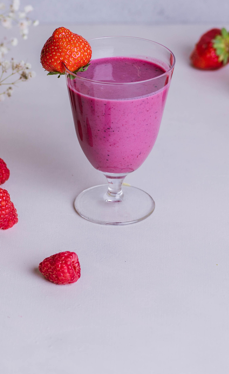 Koktajl: truskawka, malina, jagoda, banan, jogurt naturalny