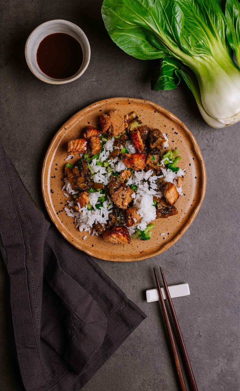 Sałatka z łososiem teriyaki, ryżem basmati, kapustą pak choi i brokułem