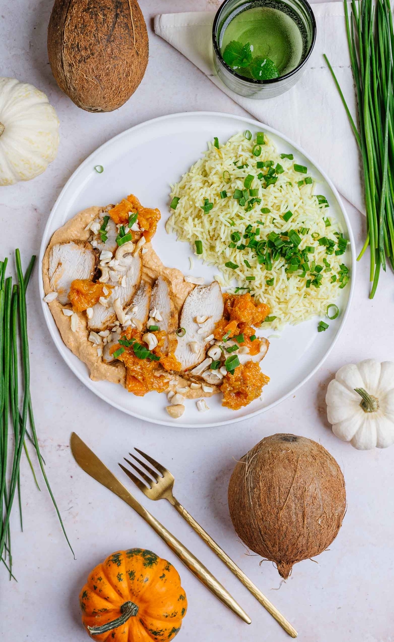 Plastry kurczaka z pieczoną dynią w sosie curry na mleczku kokosowym, ryż basmati z kurkumą, orzechy nerkowca