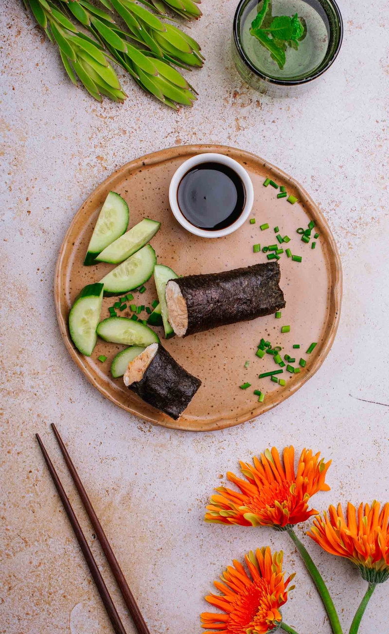 Keto sushi spicy tuna, świeży ogórek, sos sojowy