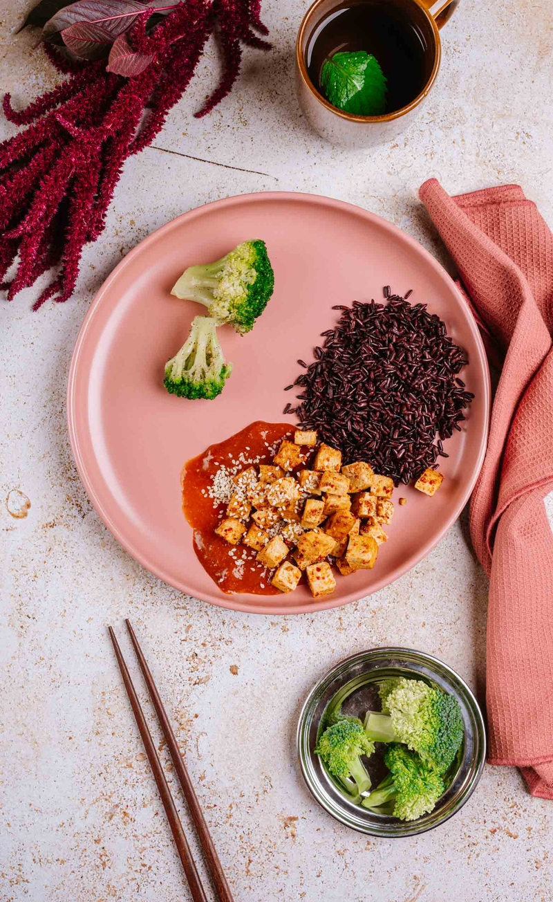 Koreańskie tofu w lepkim sosie gochujang, czarny ryż, brokuły na parze