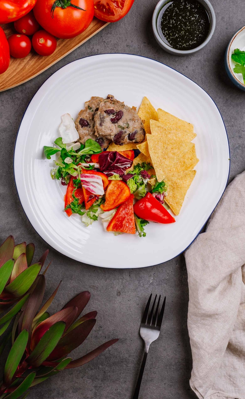 Burger meksykański z czerwoną fasolą, świeże warzywa, salsa verde z kolendrą, fit nachosy