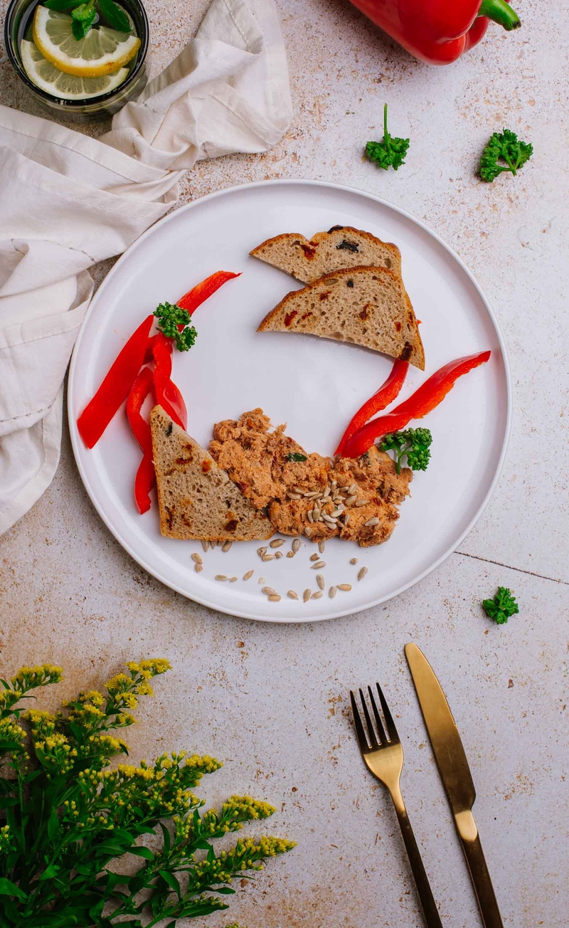 Pasta z pieczonego dorsza, chleb żytni z oliwkami, słupki papryki