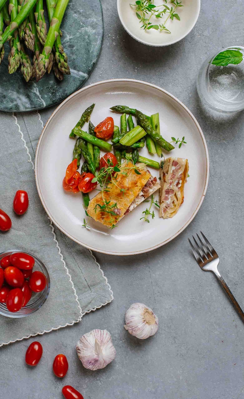Lasagne ai quattro formaggi z pancettą, blanszowane szparagi w czosnku z dodatkiem pomidorków koktajlowych