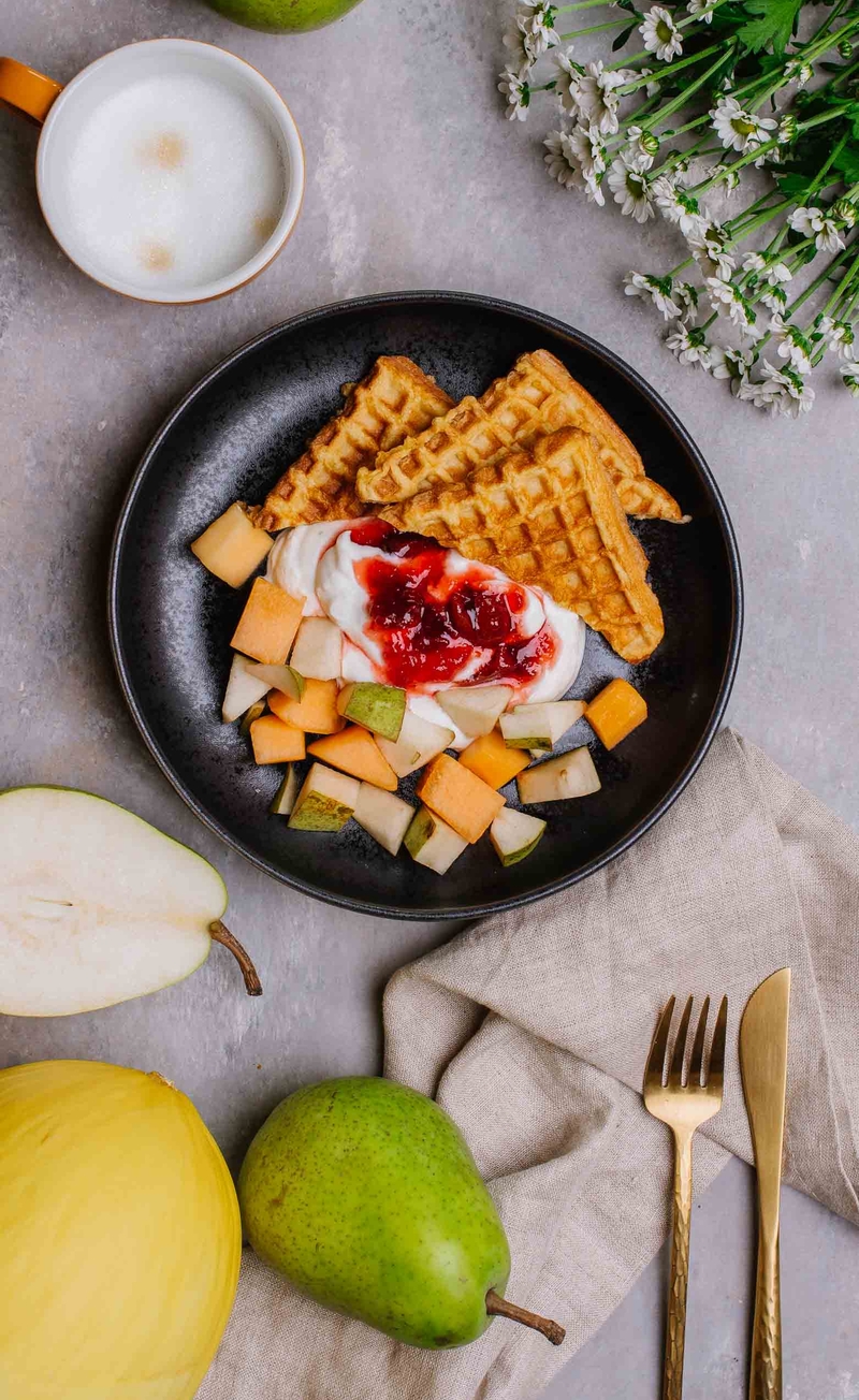 Gofry z chałki, twarożek z konfiturą wiśniową, melon, gruszka
