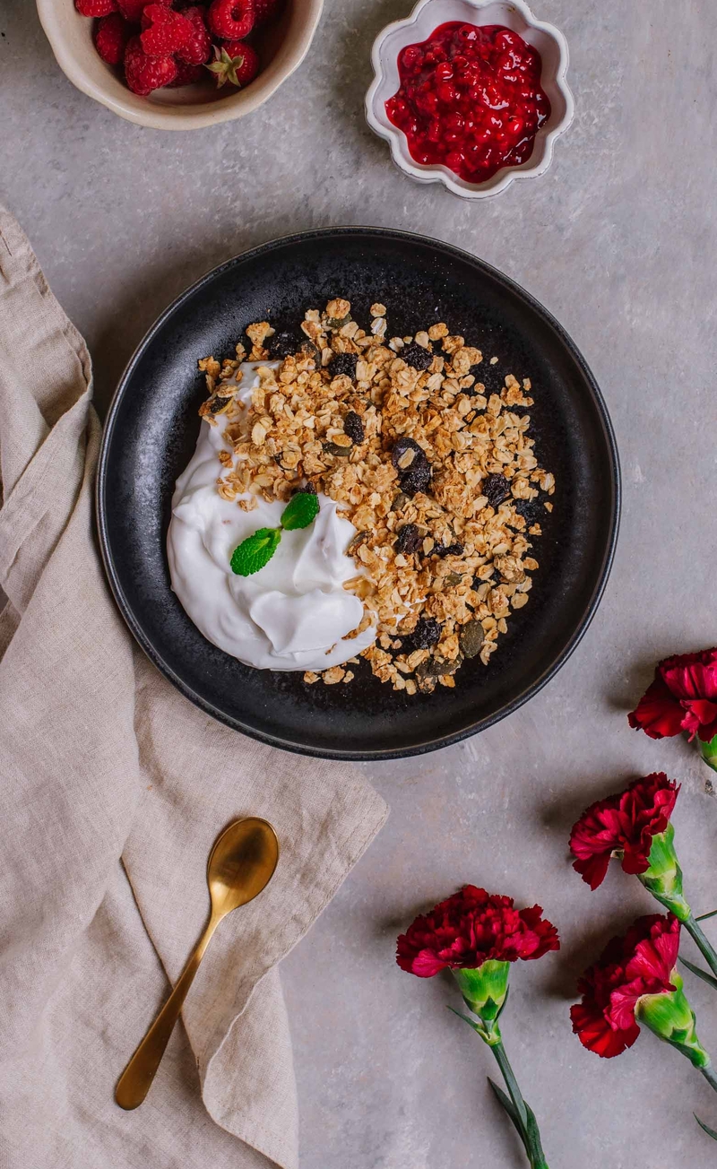 Granola z pestkami dyni, otrębami i liofilizowanymi wiśniami, roślinny jogurt grecki, konfitura malinowo-porzeczkowa