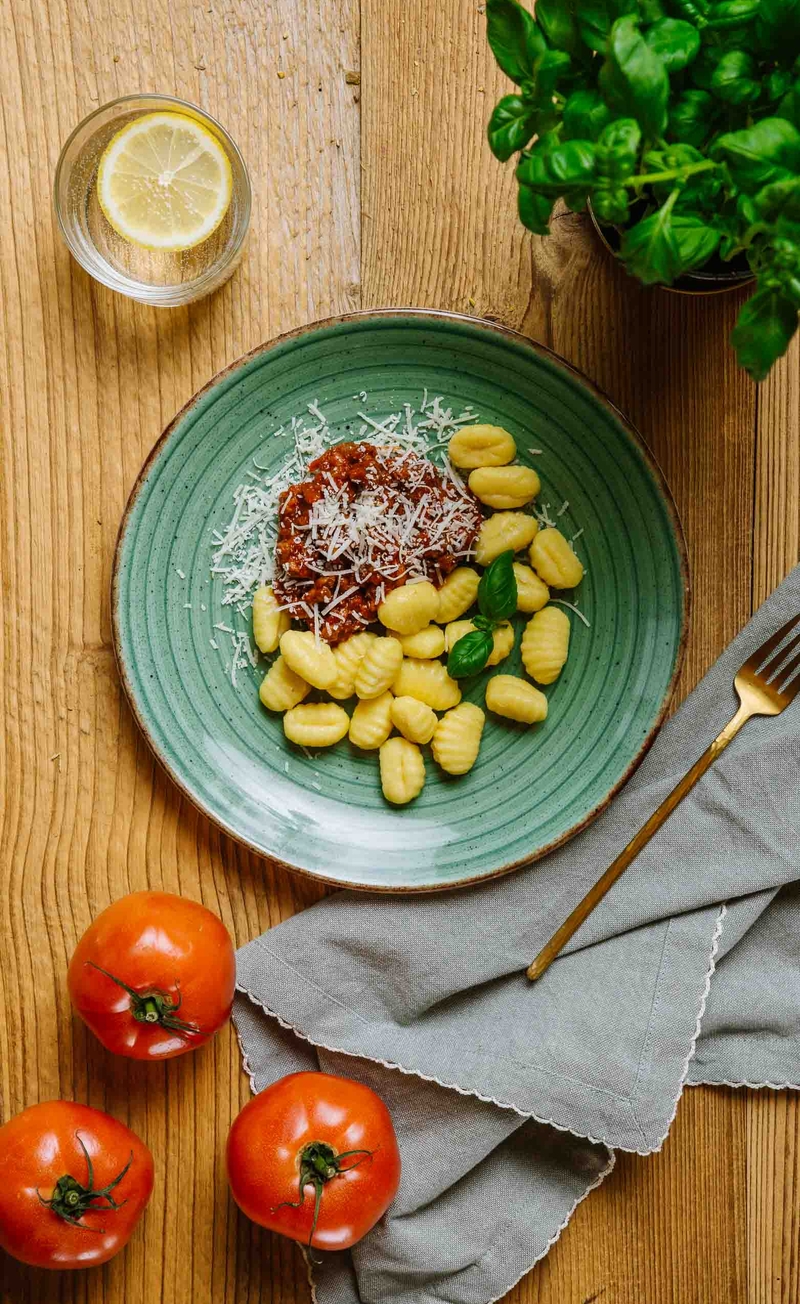 Włoskie gnocchi z sosem a'la bolognese i serem grana padano