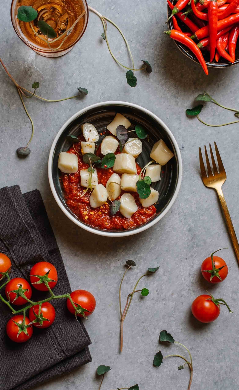 Kluseczki z ricottą i sosem z pomidorami, pikantną kiełbaską nduja i mikroliśćmi nasturcji