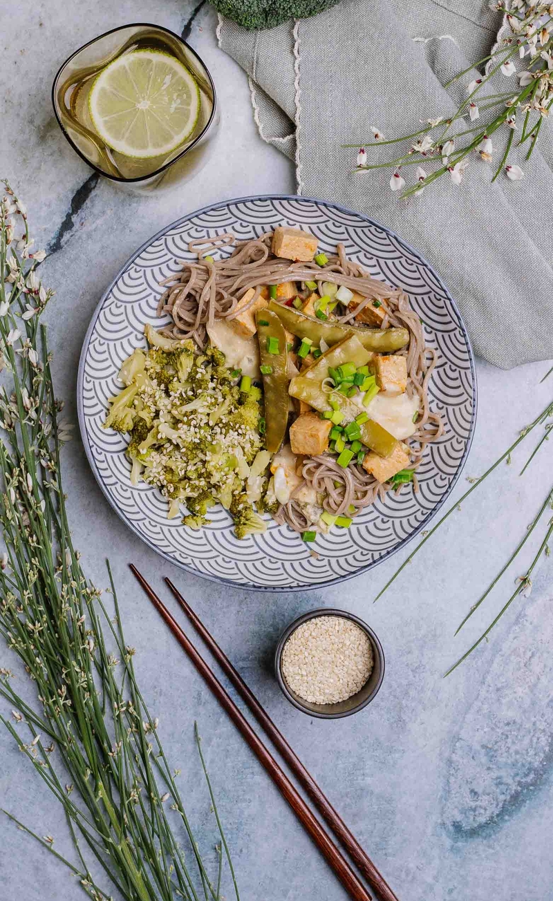 Makaron soba z tofu w sosie z wasabi, olejem sezamowym i brokułem