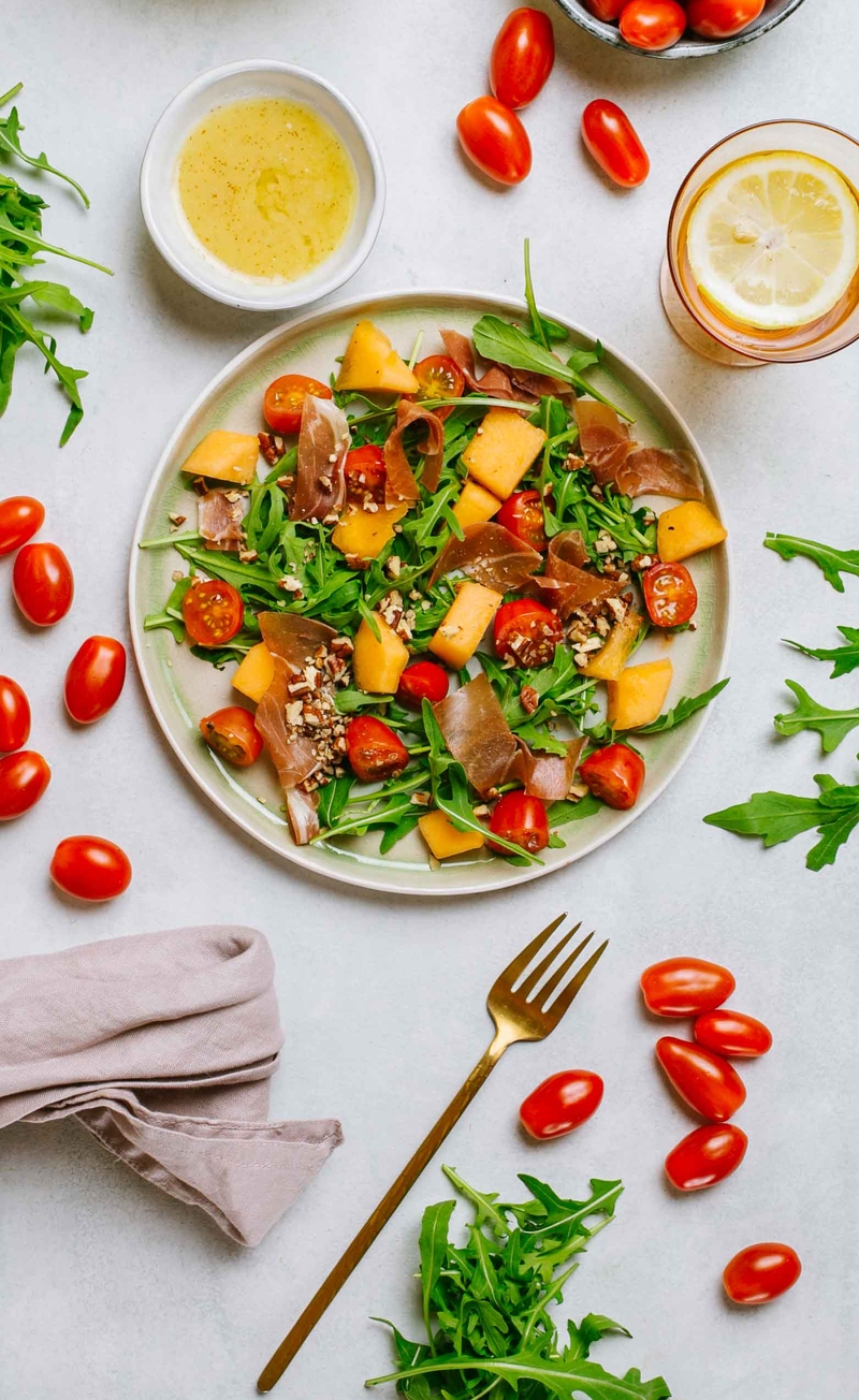 Sałatka z szynką parmeńską, rukolą, pomidorem, melonem, orzechami pekan, dressing musztardowo-miodowy