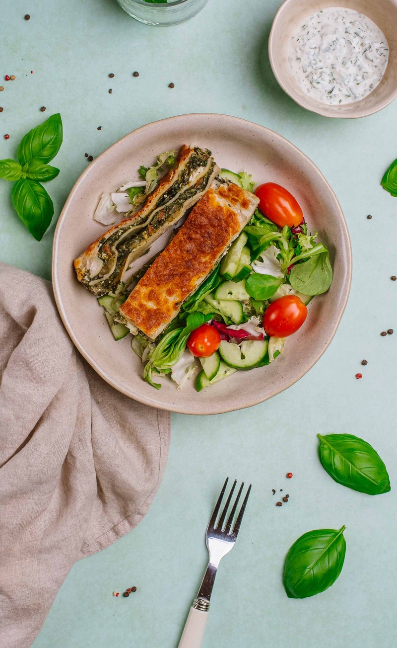 Lasagne ze szpinakiem, fetą i suszonymi pomidorami, sałatka z pomidorkami, sos jogurtowo-bazyliowy