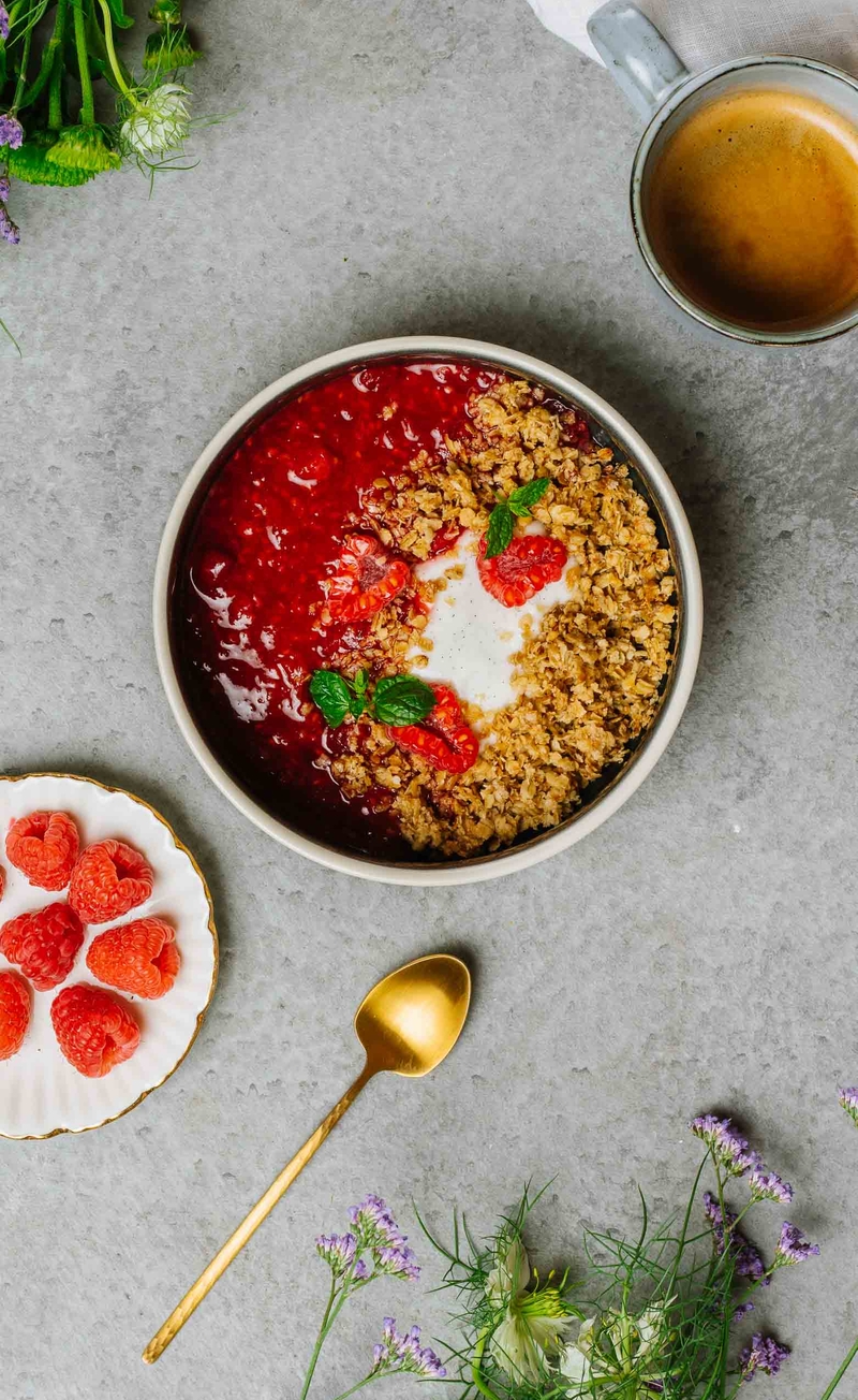 Wegańskie owocowe crumble z morelami i malinami, sos waniliowy