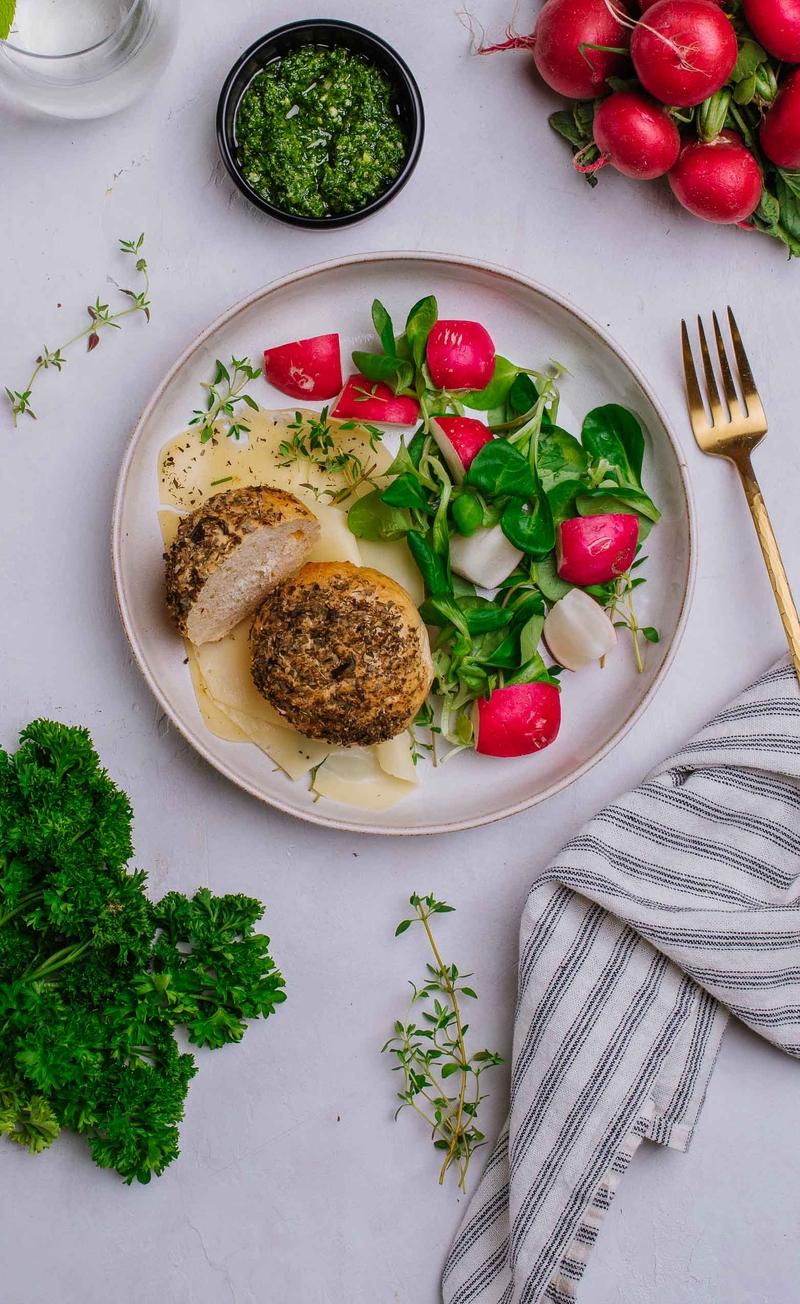 Bułeczka z ziołami prowansalskimi z pesto pietruszkowym i serem Królewskim, rzodkiewka
