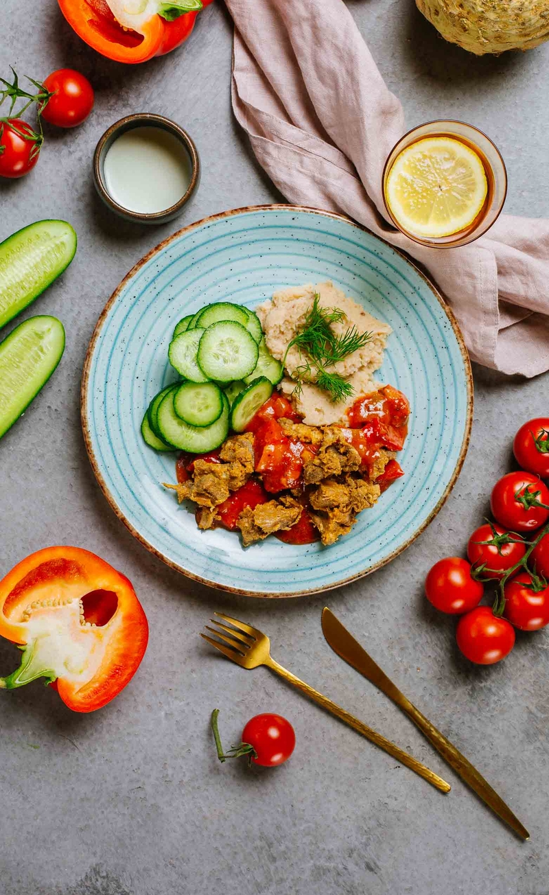 Keto gulasz z karkówką, pomidorami i papryką, puree z pieczonego selera z masełkiem, mizeria